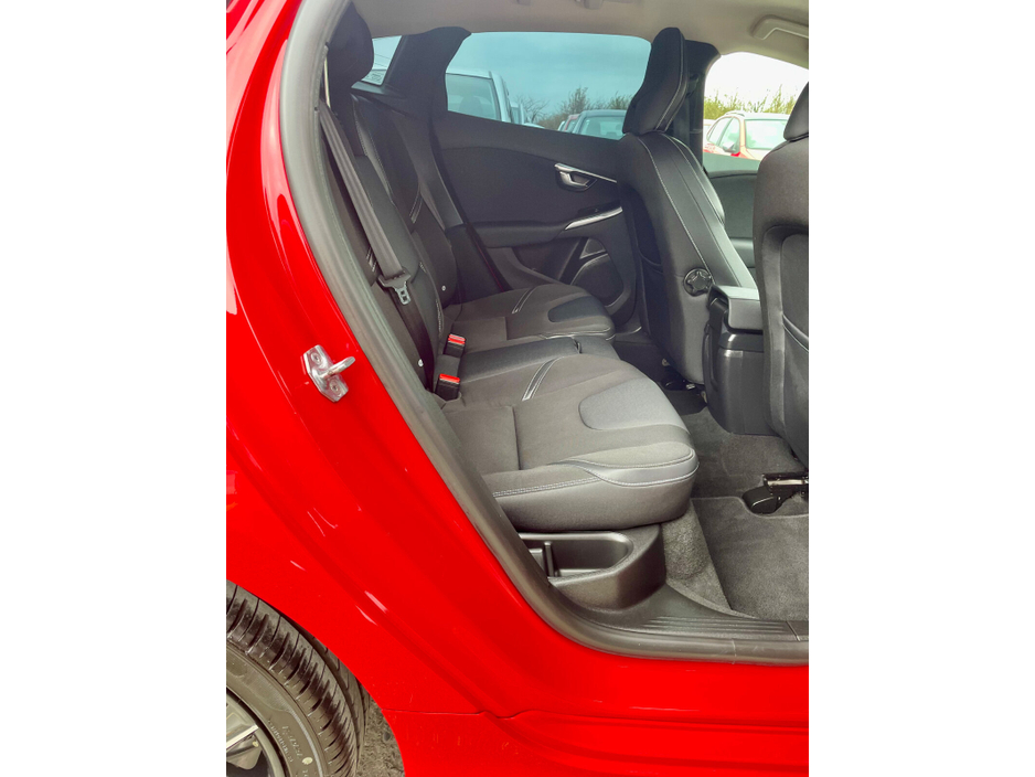 2017 Volvo V40 - image 14