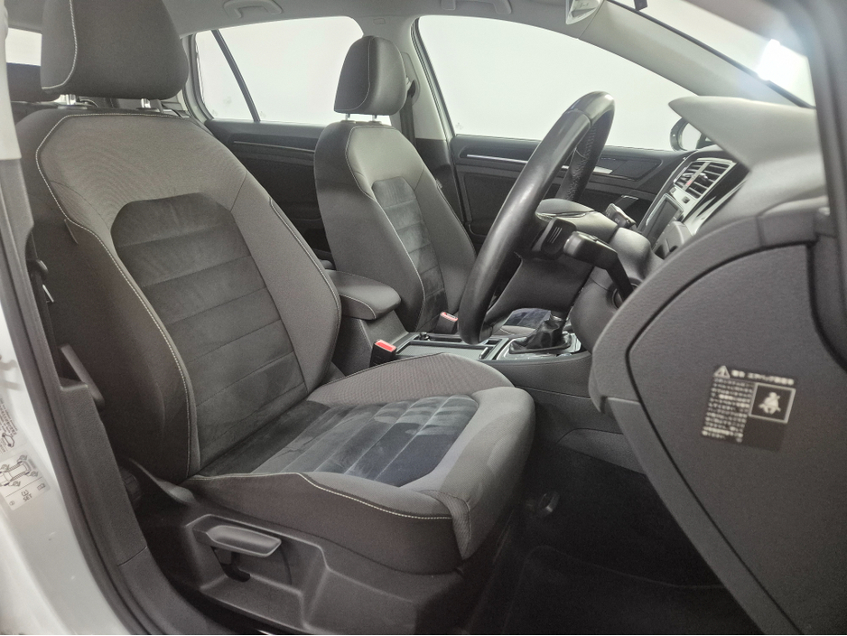 2015 Volkswagen Golf **HIGHLINE**ONLY 64000KMS**ALCANTARA SEATS*17" ALLOYS**LANE ASSIST**KEYLESS ENTRY AND START**ADAPTIVE CRUISE CONTROL**DUAL ZONE CLIMATE CONTROL**REVERSE CAMERA**BLUETOOTH STREAMING**FOLDING MIRRO €15,449