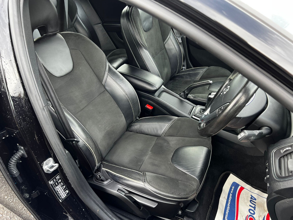 2017 Volvo V40 - image 11