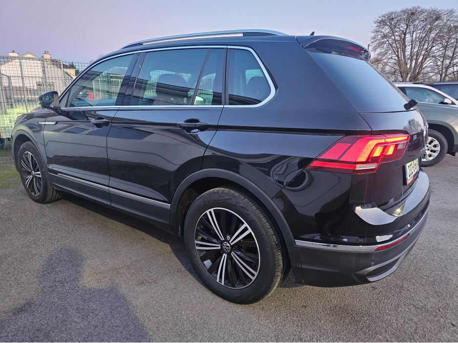 2023 Volkswagen Tiguan - image 9