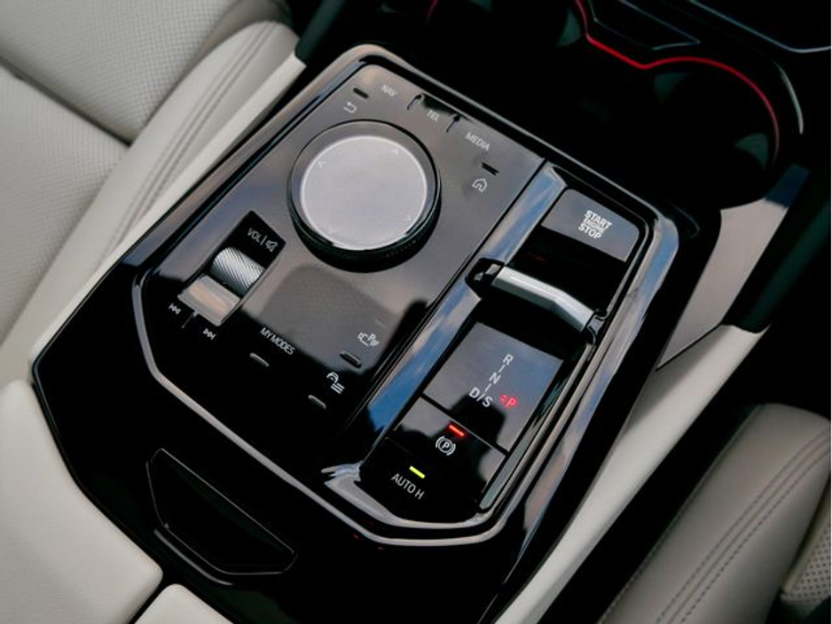 2025 BMW 5 Series - image 25