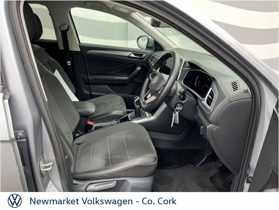 2023 Volkswagen T-Roc - image 10