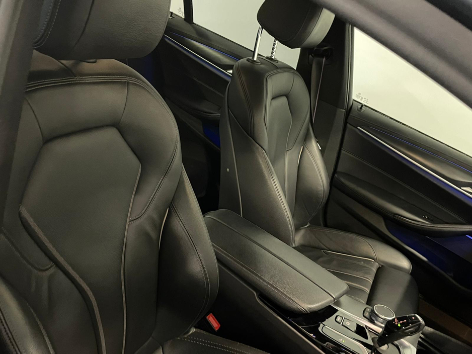 2021 BMW 5 Series - image 16
