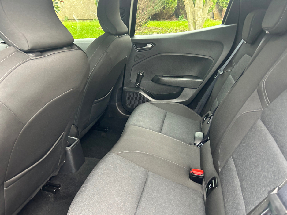 2023 Renault Clio - image 6