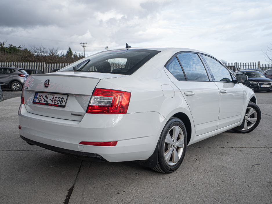 2015 Skoda Octavia - image 2