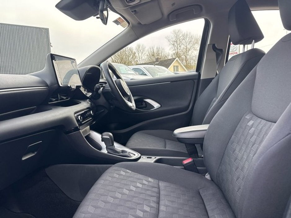 2024 Toyota Yaris - image 6