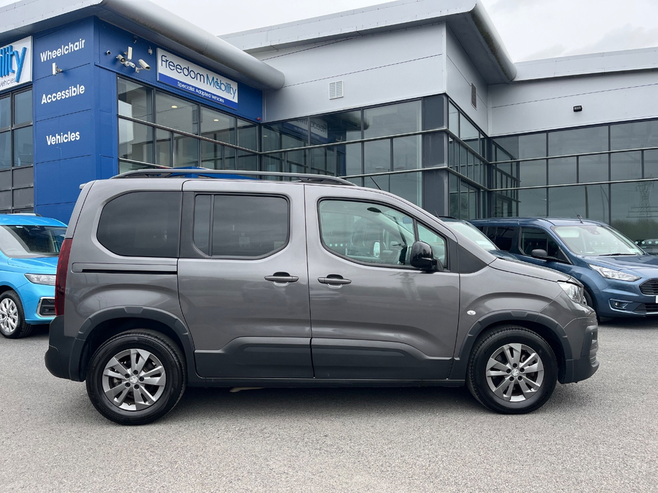 2023 Peugeot Rifter - image 7