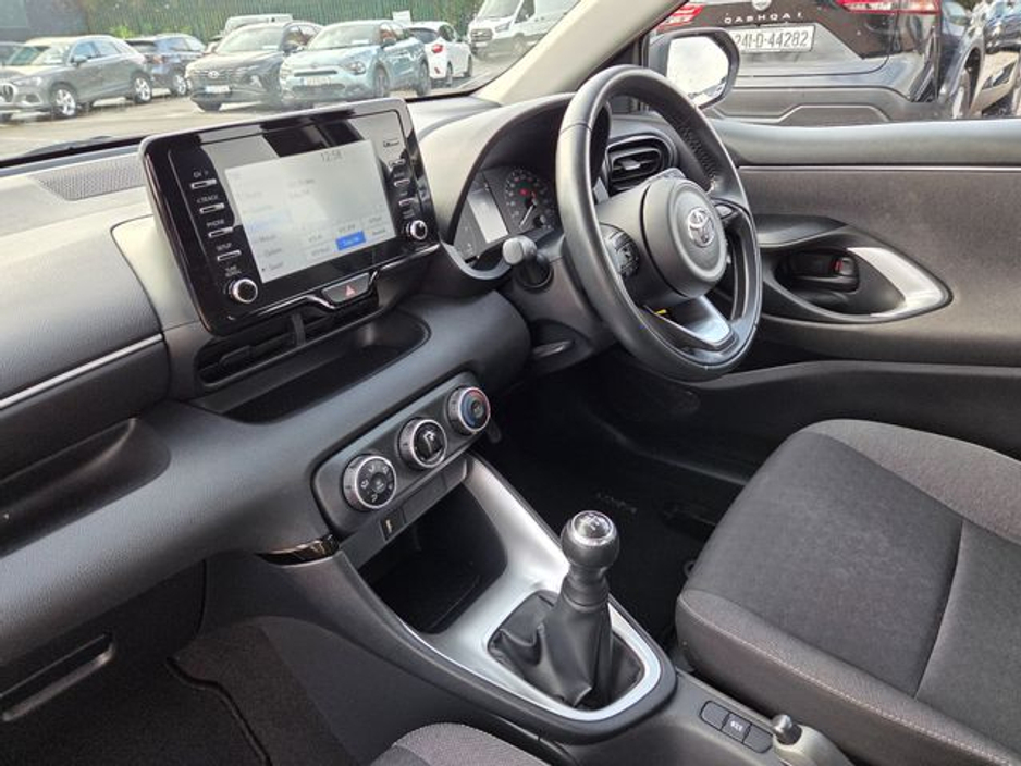 2022 Toyota Yaris - image 9