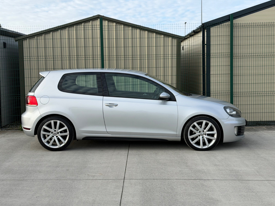 2010 Volkswagen Golf - image 3