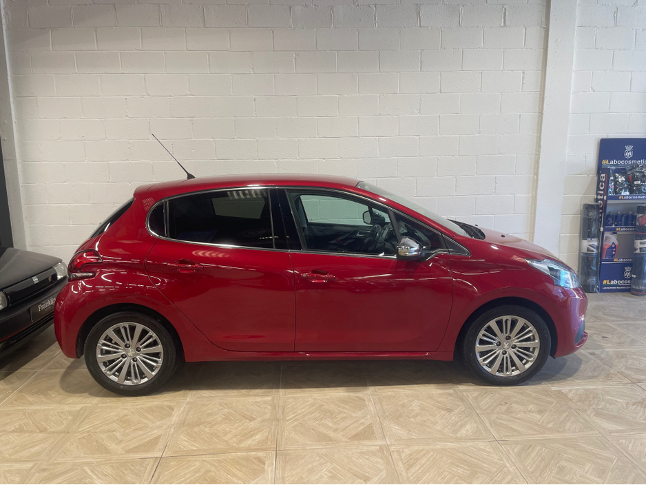 2017 Peugeot 208 - image 3