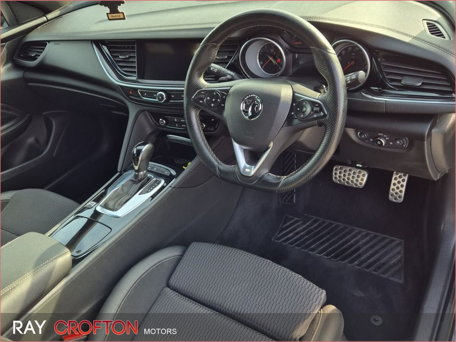 2018 Vauxhall Insignia - image 2