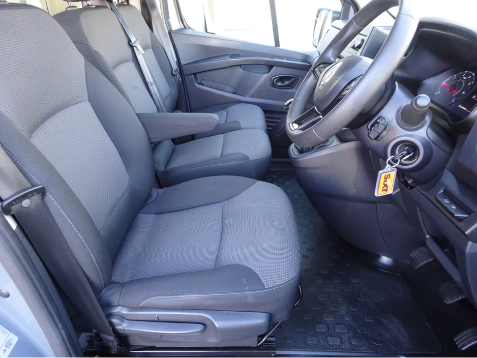 2023 Renault Trafic - image 12