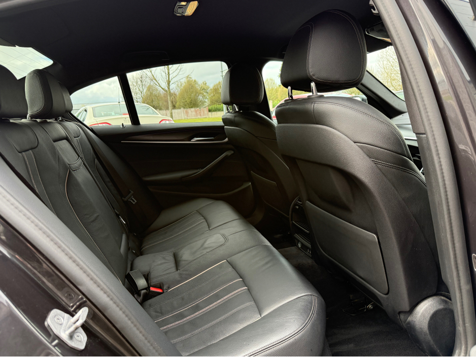 2021 BMW 5 Series - image 20