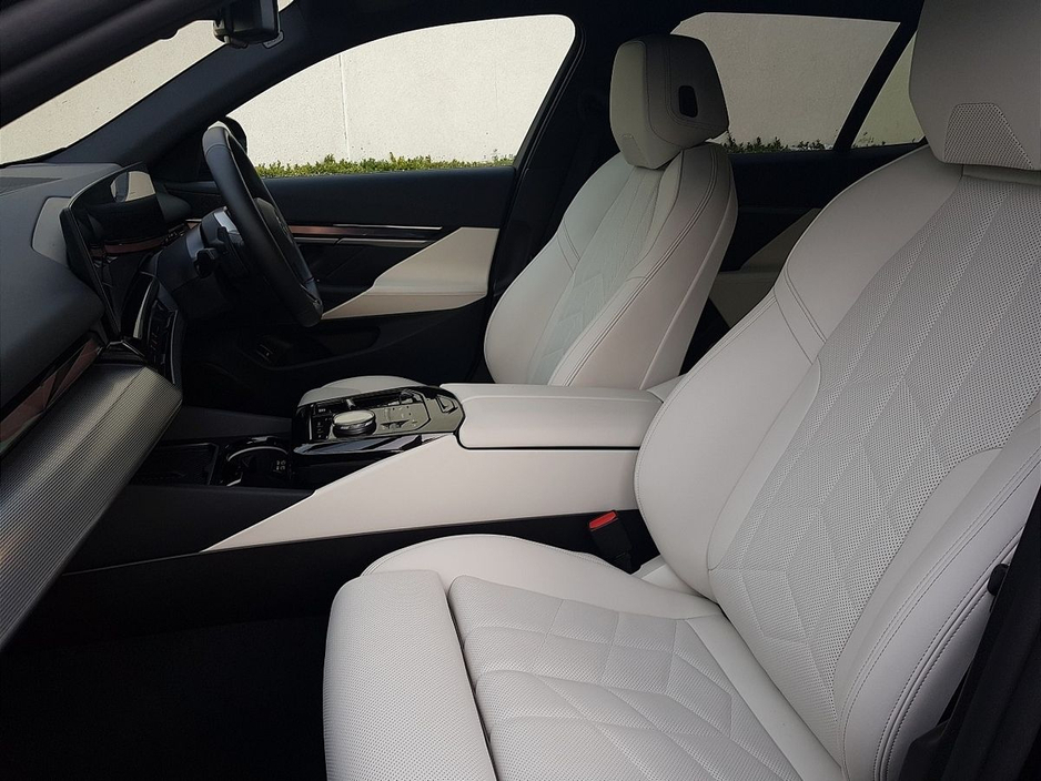 2025 BMW 5 Series - image 7