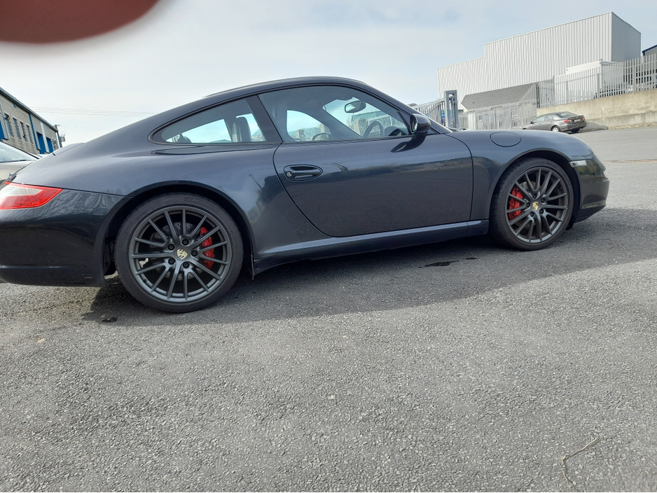 2005 Porsche 911 - image 2