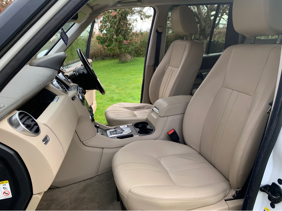 2014 Land Rover Discovery - image 16