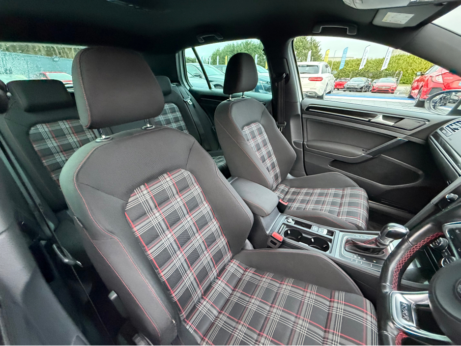 2017 Volkswagen Golf - image 12