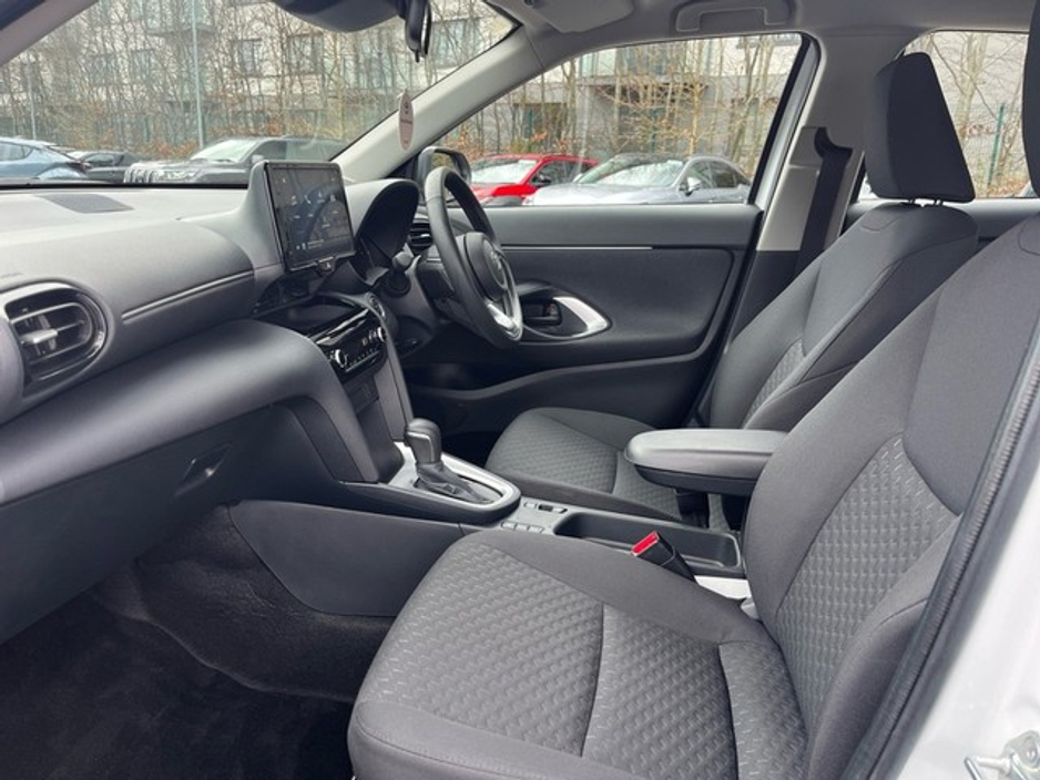 2024 Toyota Yaris Cross - image 6