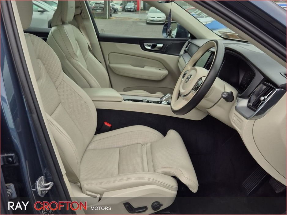 2020 Volvo XC60 - image 25