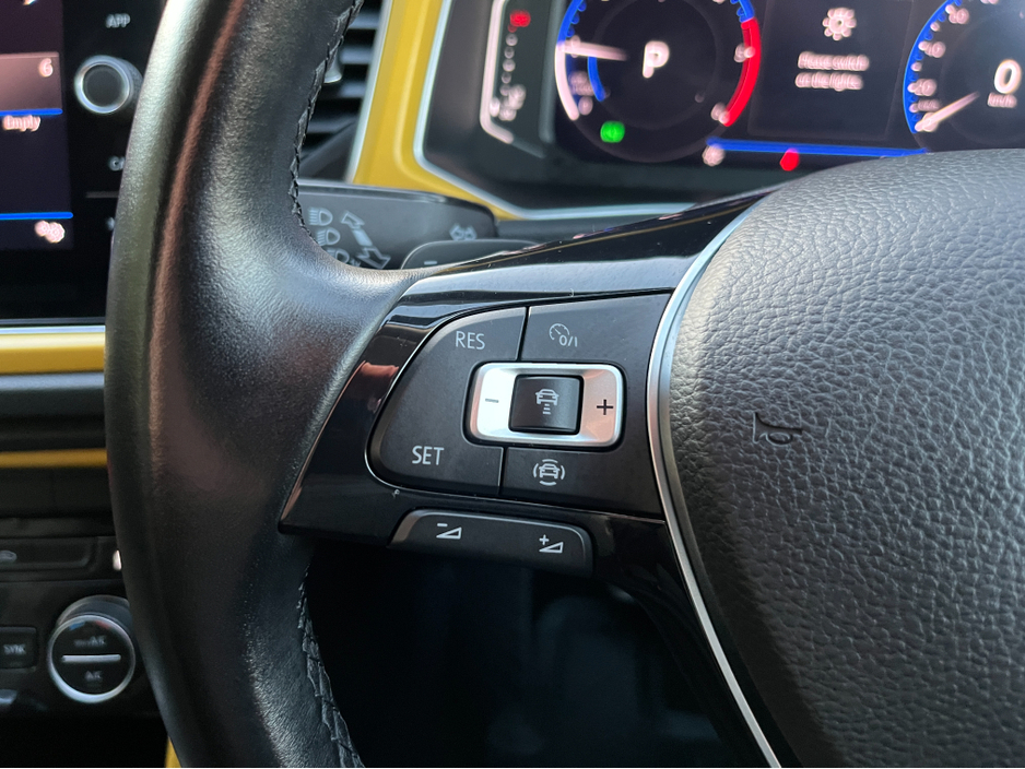 2020 Volkswagen T-Roc STYLE DESIGN AUTOMATIC 2.0 DIESEL //LOW MILES//REVERSE CAMERA//KEYLESS ENTRY//ADAPTIVE CRUISE CONTROL//BLIND SPOT WARNING// €23,950