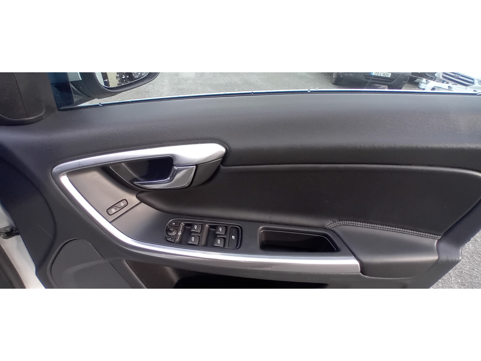 2015 Volvo V60 D2 SE 5DR...LOW MILEAGE... €10,950