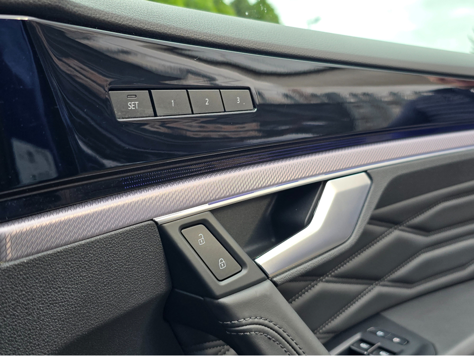 2023 Volkswagen Touareg 3.0TSI V6 R-LINE 462BHP 5DR LAPIZ BLUE +MAXTON KIT STUNNING! €67,950