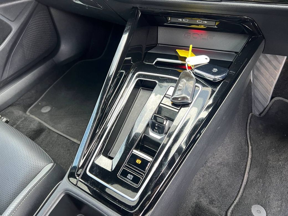 2023 Volkswagen Golf - image 13