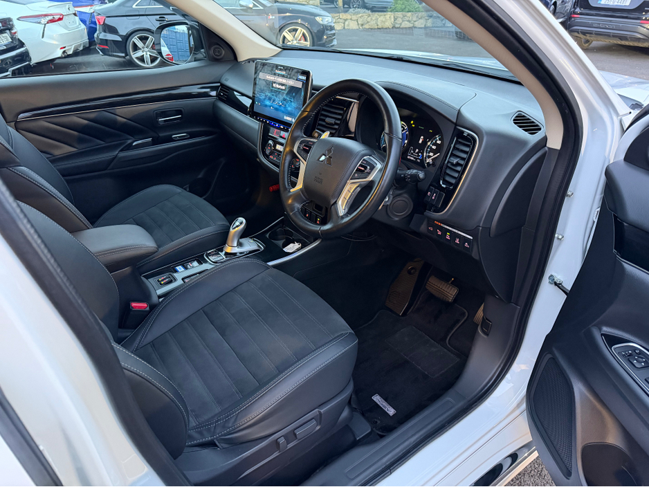 2020 Mitsubishi Outlander - image 2