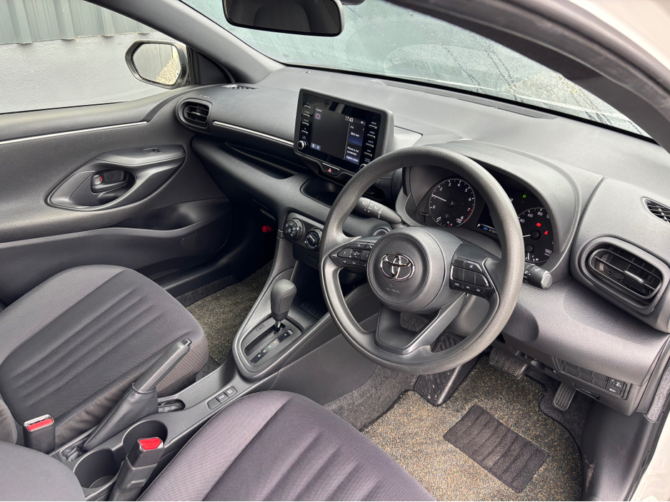 2022 Toyota Yaris - image 5