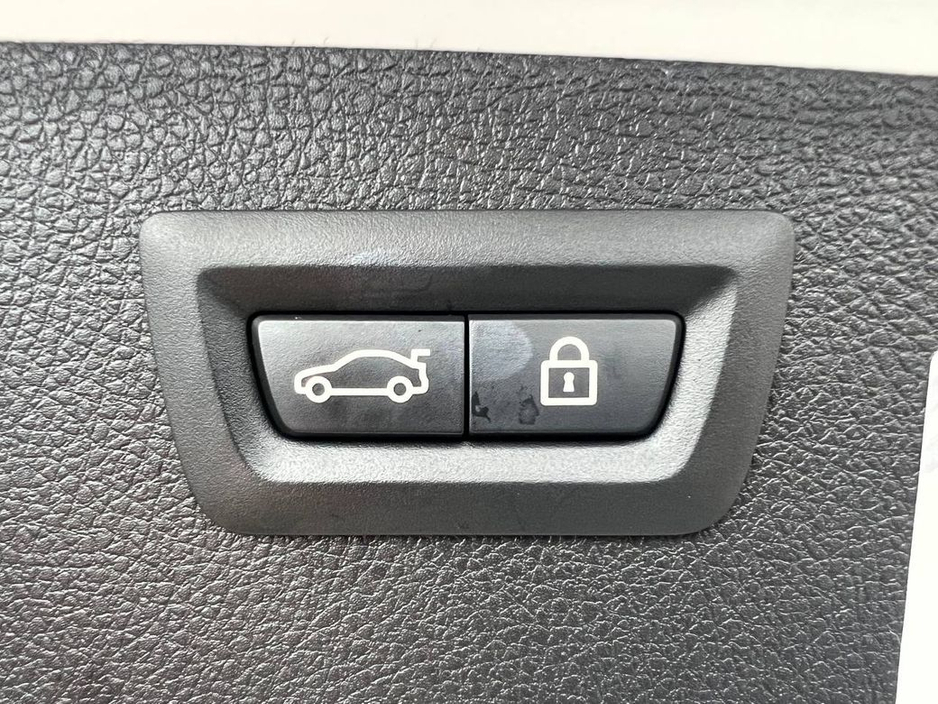 2015 BMW 3 Series - image 15