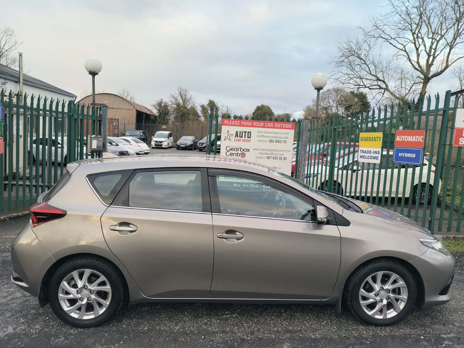2016 Toyota Auris - image 8