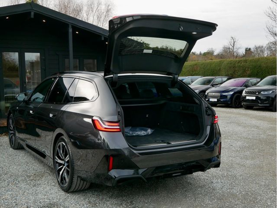 2025 BMW 5 Series - image 12