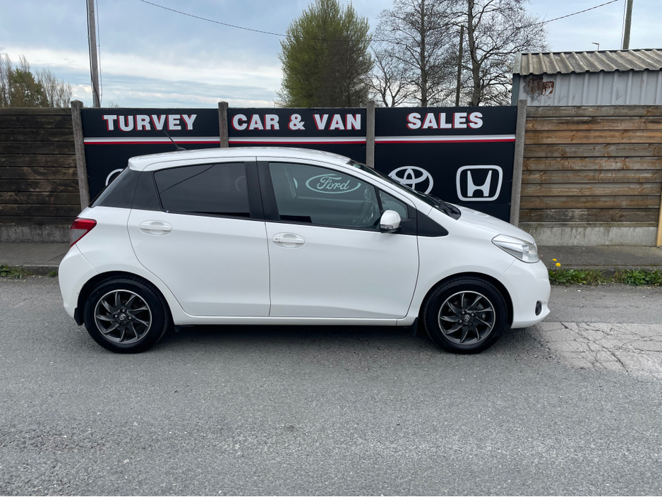 2012 Toyota Yaris - image 3