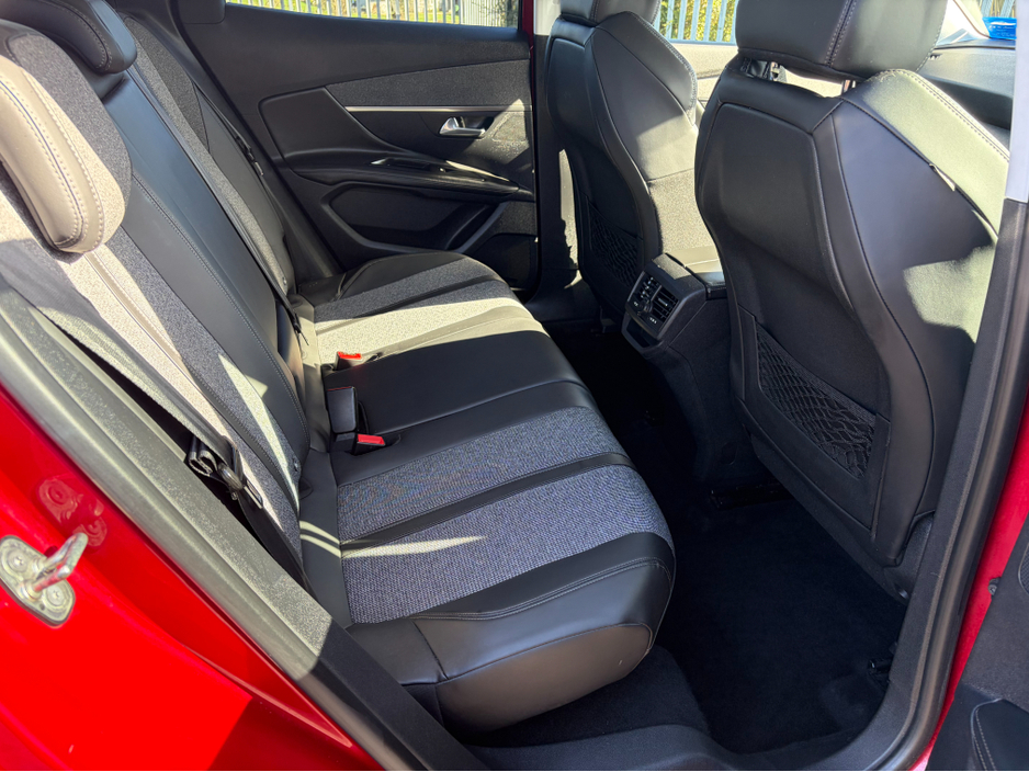 2018 Peugeot 3008 - image 5