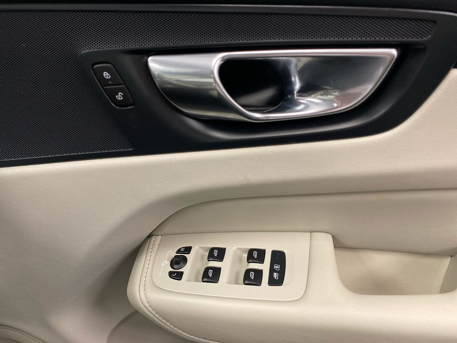 2023 Volvo XC60 - image 11