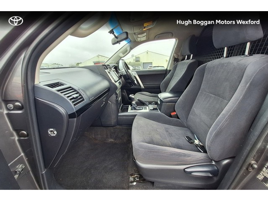 2019 Toyota Landcruiser - image 6