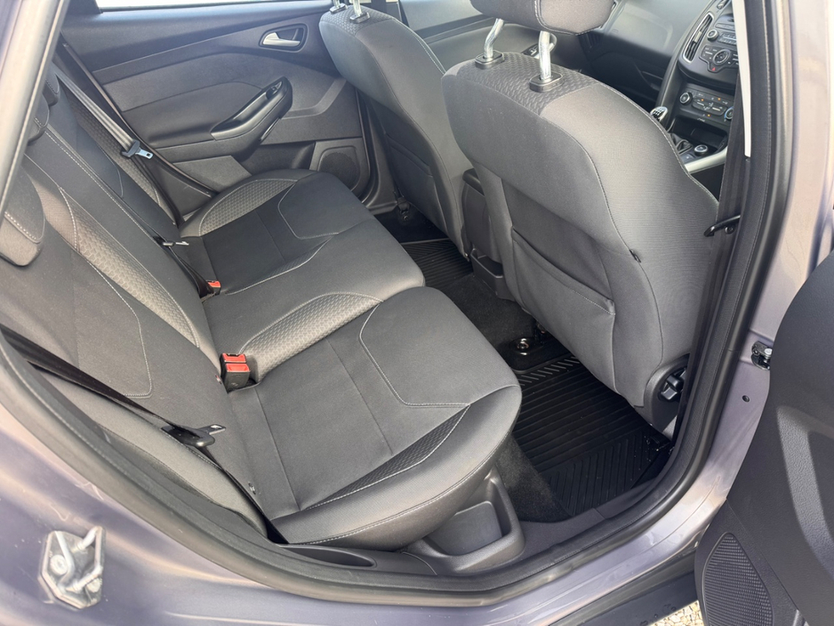 2015 Ford Focus - image 8