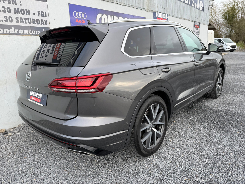 2019 Volkswagen Touareg - image 13
