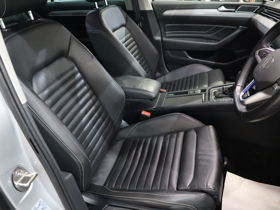 2021 Volkswagen Passat - image 25