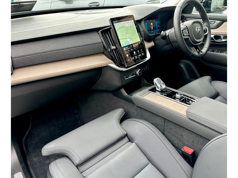 2025 Volvo XC90 - image 7