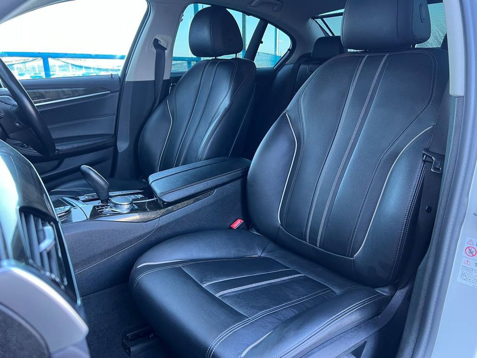 2018 BMW 5 Series - image 6