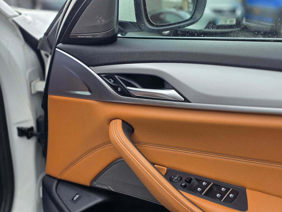 2021 BMW 5 Series - image 15