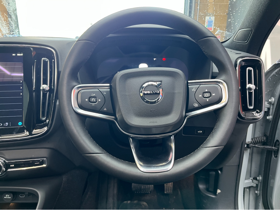 2023 Volvo XC40 - image 9