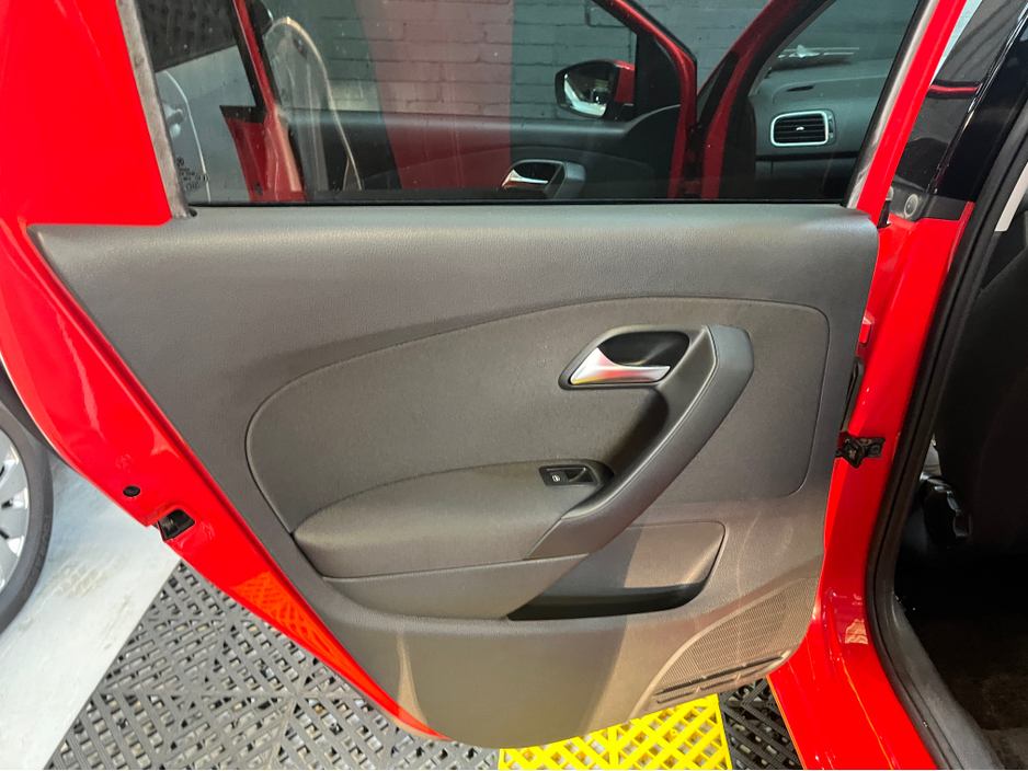 2014 Volkswagen Polo - image 17