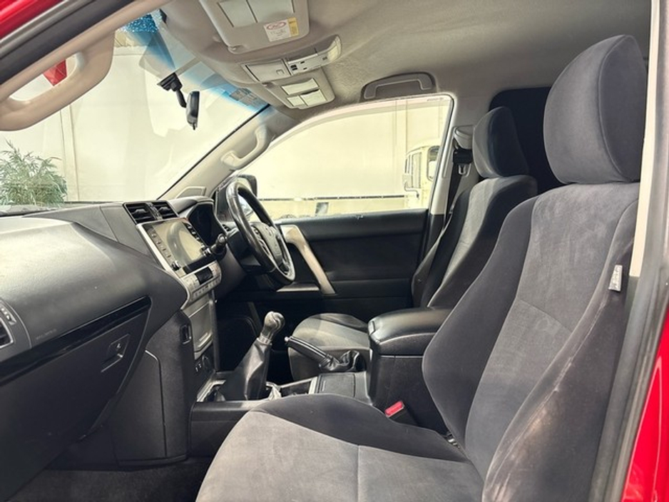 2022 Toyota Landcruiser - image 6