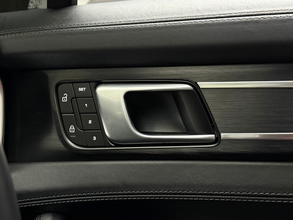 2023 Porsche Panamera - image 18