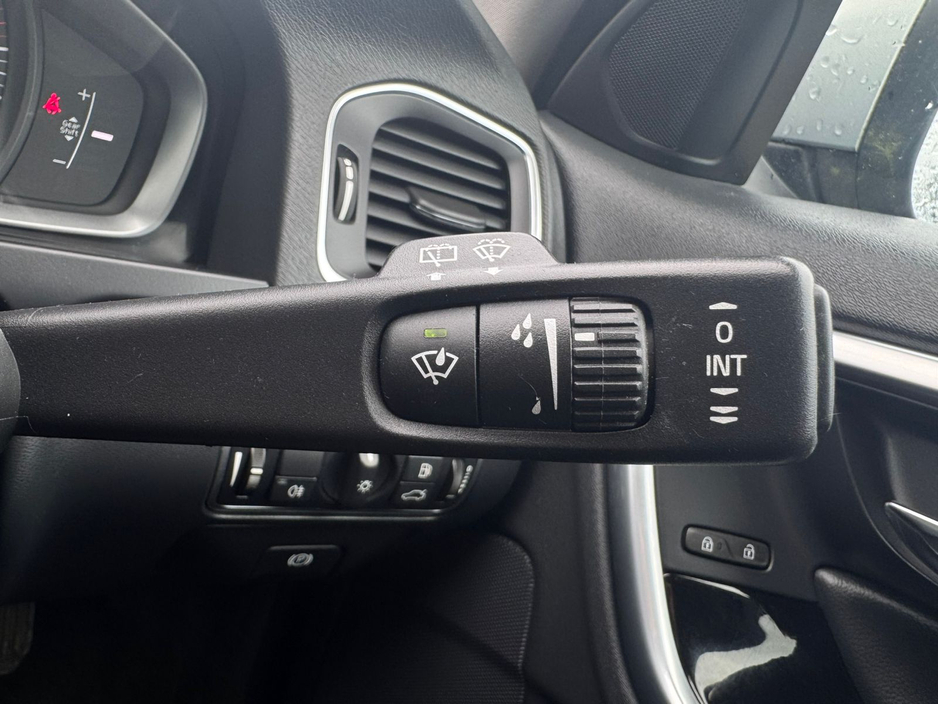 2017 Volvo V60 - image 32