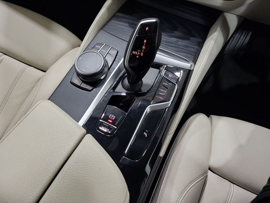 2022 BMW 5 Series - image 10