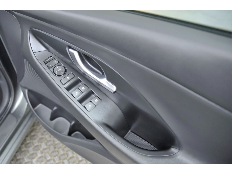 2023 Hyundai i30 - image 23