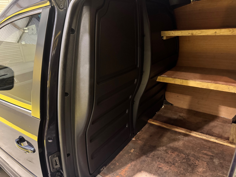 2020 Volkswagen Caddy - image 25